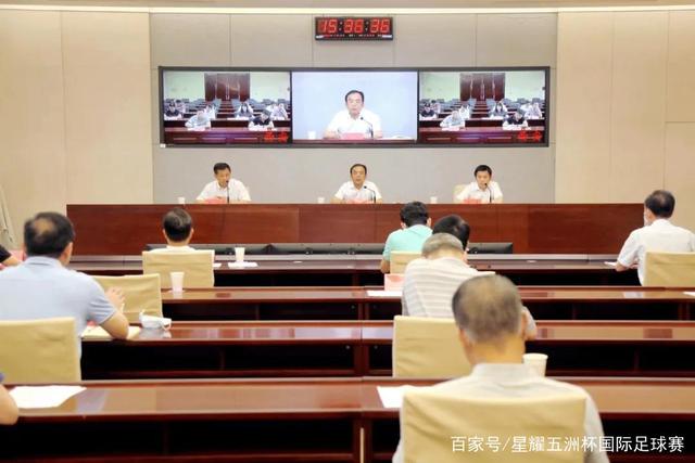 袁悦与偶像合影提气晋级；小布复制旧胜稳步推进