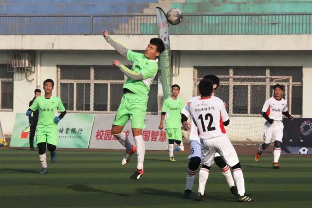 詹姆斯镇守中场，恩佐顶着风浪前行